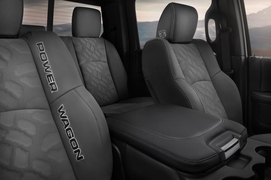 Интерьер Dodge Ram 2500 Power Wagon Crew Cab 2017 года  (фото 9 из 30)